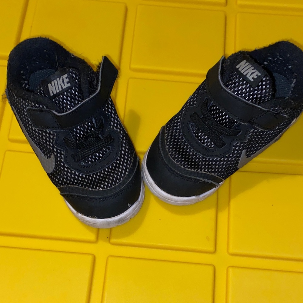 Nike Kids Black and White Mesh Velcro Sneakers toddler size 7 - Picture 1 of 6